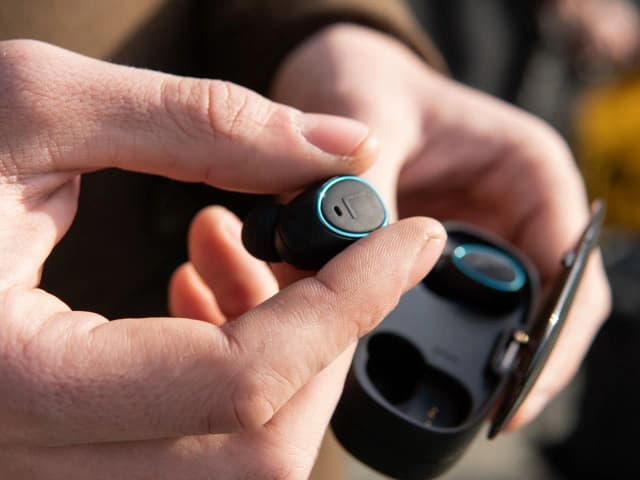 Jak ładować słuchawki bezprzewodowe JBL - uniknij problemów z baterią Jak ładować słuchawki bezprzewodowe JBL - uniknij problemów z baterią